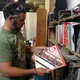 Wallace, repasando sus nuevas adquisiciones. Foto: MEL